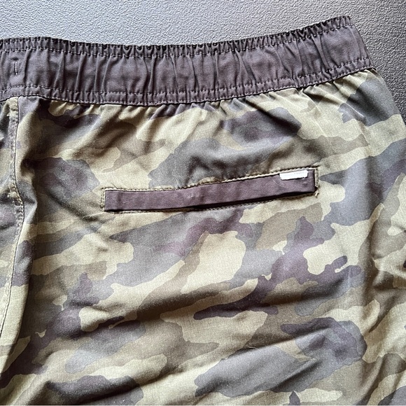 Vuori Banks Hybrid Green Camo Shorts Swim Trunks Men’s - Picture 7 of 11